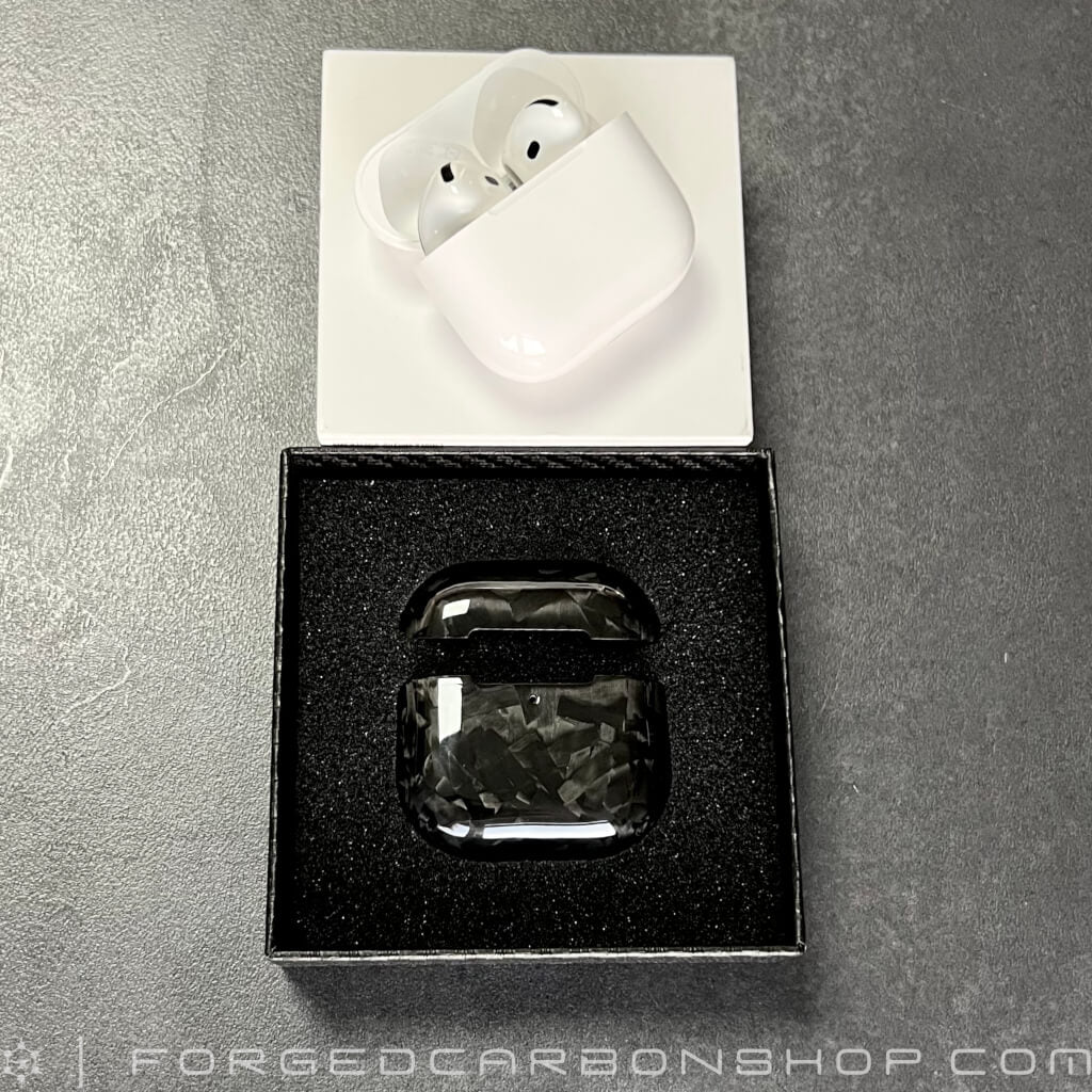 Forged Carbon AirPods 4 Case hochglanz mit AirPods