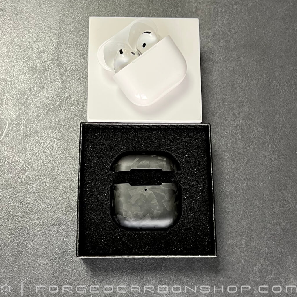 Forged Carbon AirPods 4 Case matt mit AirPods in Box