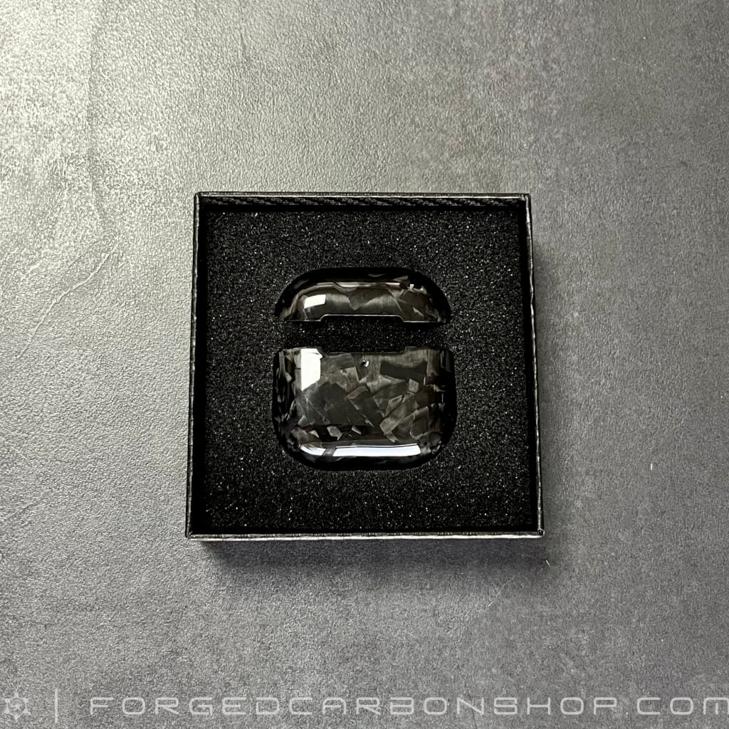 Forged Carbon AirPods 4 Case hochglanz in Box